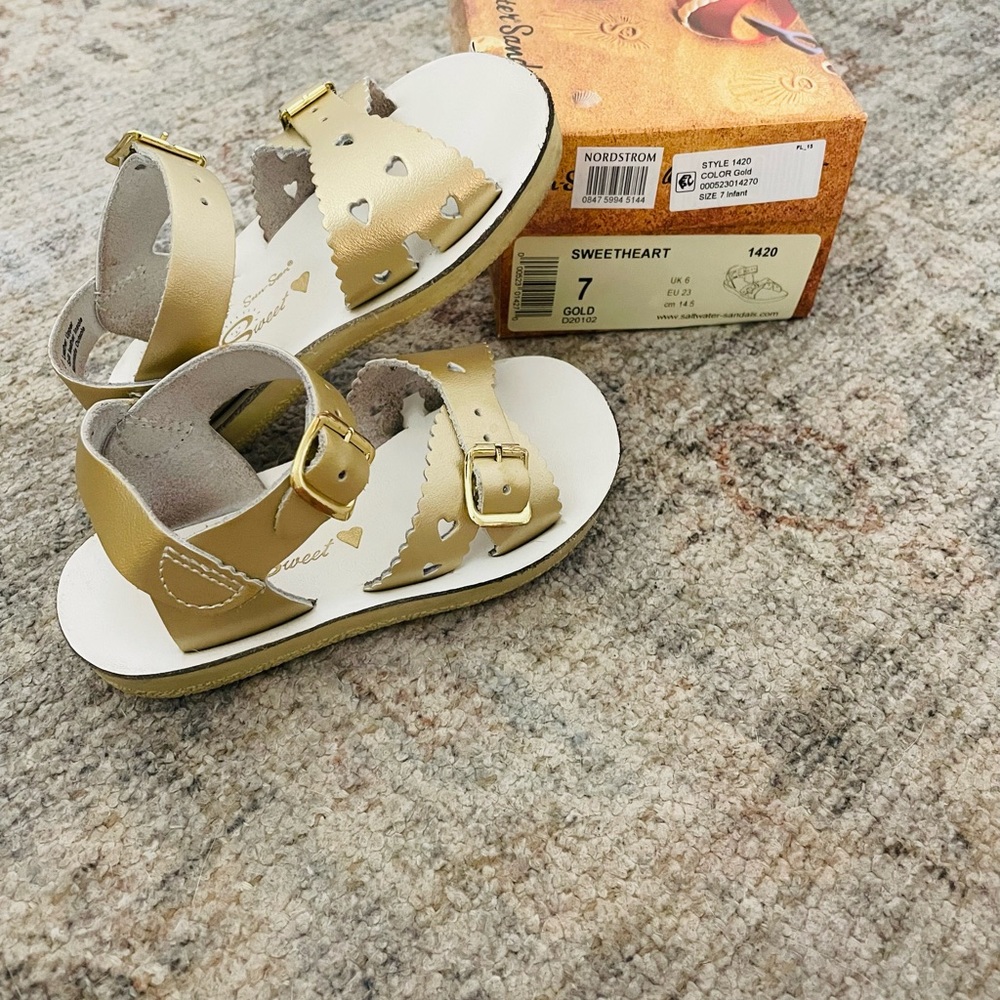 Salt Water Sandals size 7 toddler girls in gold